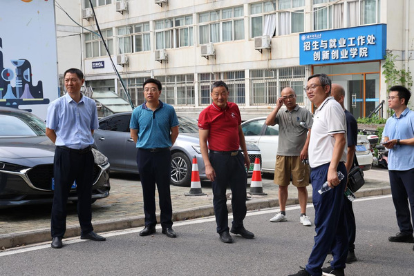 校领导带队检查暑期校园维修改造及安全工作